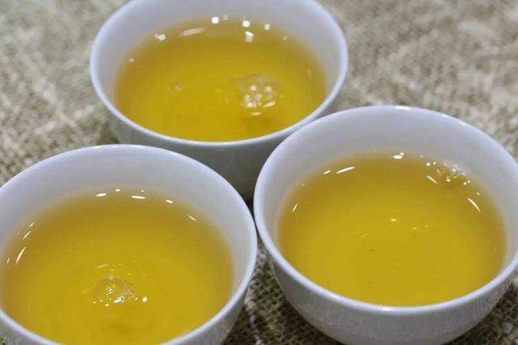薄荷塘古树茶,干茶呈墨绿色,梗为细长型,条索肥厚
