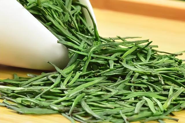 特点:此茶茶形扁平挺直,茶身光滑平整,颜色呈嫩绿色有光泽,散发着淡淡